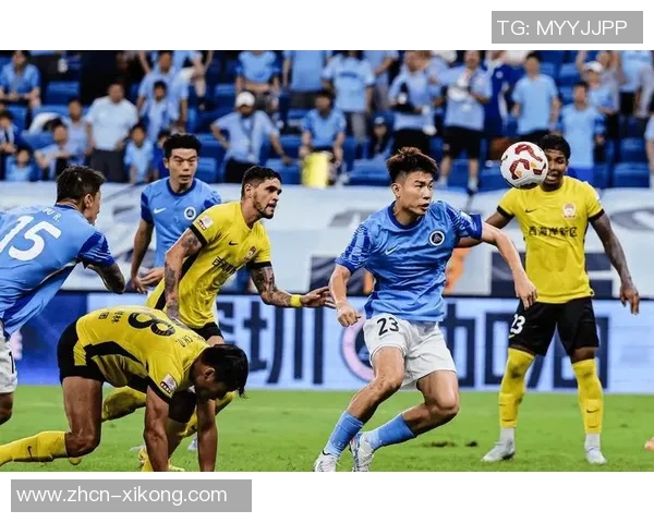 杨一鸣肘击被红牌罚下新鹏城领先后遭遇人数劣势