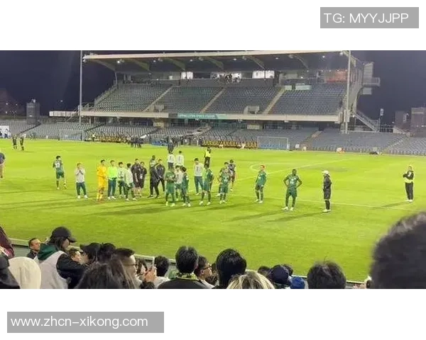 媒体人解读杨立瑜竖大拇指事件背后的真实情感与球迷互动的误解